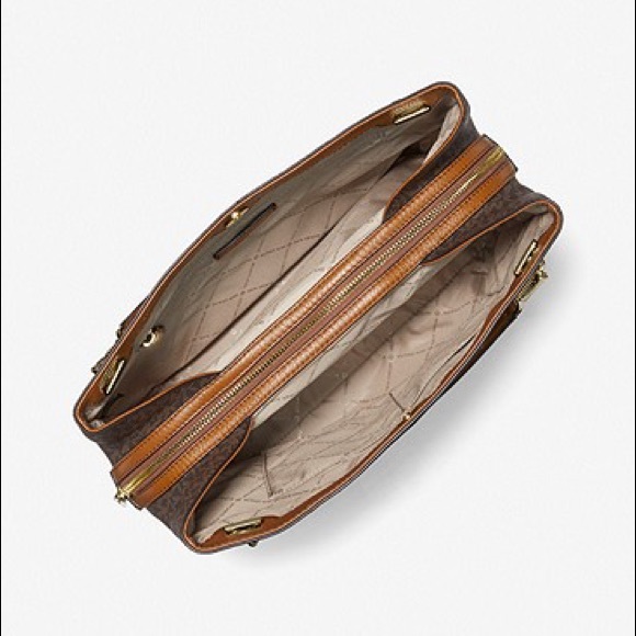 Jet Set Large Logo Chain Tote - Picture 3 of 3